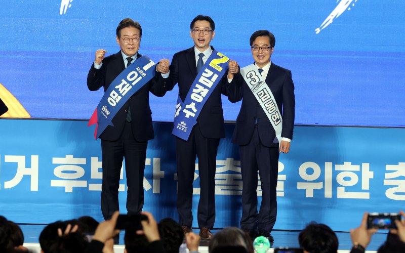 [청주=뉴시스] 조성봉 기자= 이재명, 김경수, 김동연 더불어민주당 대선 경선 후보자들이 19일 오후 충북 청주시 서원구 청주체육관에서 열린 제21대 대통령선거 후보자 선출을 위한 충청권 합동연설회에서 기념촬영을 하고 있다. 2025.04.19. suncho21@newsis.com <저작권자ⓒ 공감언론 뉴시스통신사. 무단전재-재배포 금지.> /사진=뉴시스화상