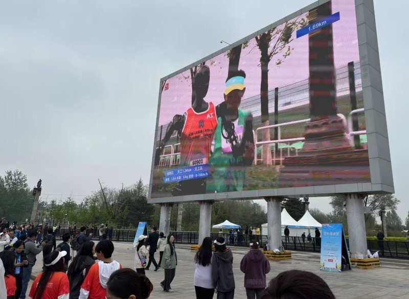 전광판으로 송출되는 '톈궁 1.2맥스'의 주행 장면 (출처=연합뉴스)