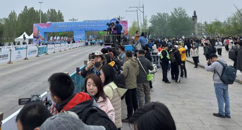 휴머노이드 마라톤 관람하는 각국 취재진 (출처=연합뉴스)