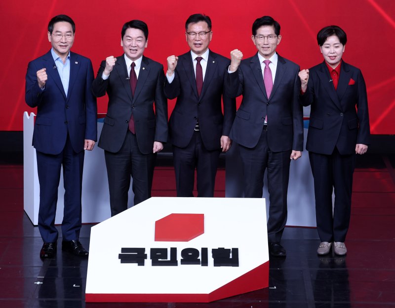[서울=뉴시스] 추상철 기자 = 유정복(왼쪽부터), 안철수, 김문수, 양향자 제21대 대통령 선거 국민의힘 경선 후보가 19일 오후 서울 강서구 ASSA아트홀에서 열린 '제21대 대통령 선거 국민의힘 1차 경선 A조 토론회'에서 토론 시작전 이양수(왼쪽 세번째) 사무총장과 기념촬영을 하고 있다. 2025.04.19. scchoo@newsis.com