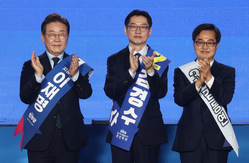 (청주=뉴스1) 김민지 기자 = 더불어민주당 이재명, 김경수, 김동연 대선 경선 후보가 19일 충북 청주체육관에서 열린 제21대 대통령선거 후보자 선출을 위한 충청권 합동연설회에서 기념촬영을 하고 있다. 2025.4.19/뉴스1 /사진=뉴스1화상