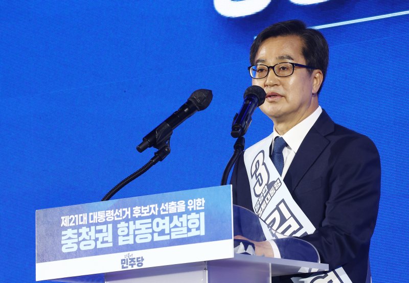 김동연 더불어민주당 대선 경선 후보가 19일 충북 청주체육관에서 열린 제21대 대통령선거 후보자 선출을 위한 충청권 합동연설회에서 정견발표를 하고 있다. 2025.4.19/뉴스1 ⓒ News1 김민지 기자