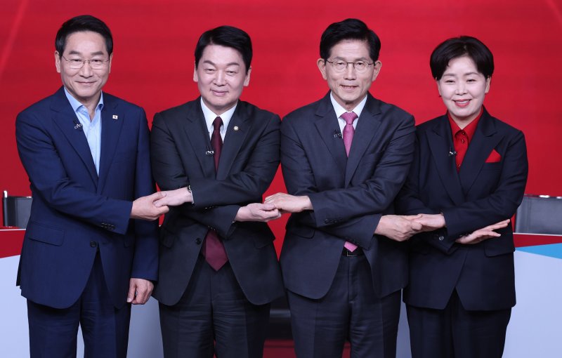 [서울=뉴시스] 추상철 기자 = 유정복(왼쪽부터), 안철수, 김문수, 양향자 제21대 대통령 선거 국민의힘 경선 후보가 19일 오후 서울 강서구 ASSA아트홀에서 열린 '제21대 대통령 선거 국민의힘 1차 경선 A조 토론회'에서 토론 시작전 기념촬영을 하고 있다. 2025.04.19. scchoo@newsis.com