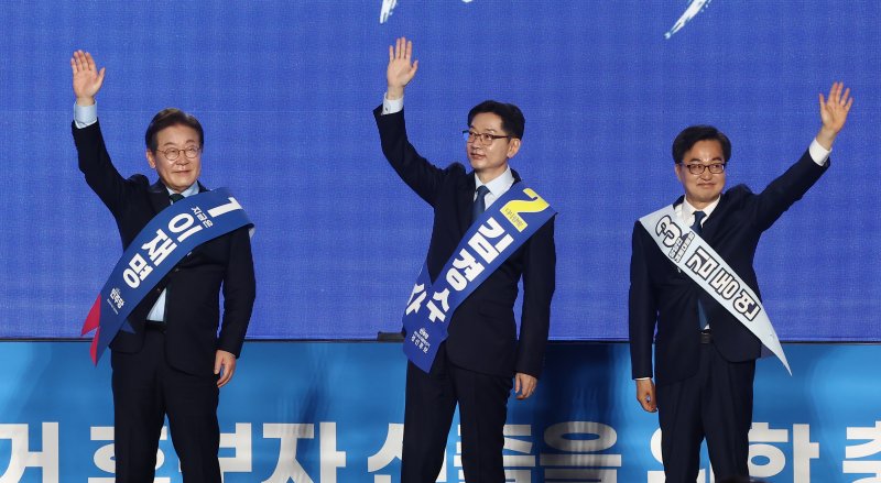 더불어민주당 이재명(왼쪽부터), 김경수, 김동연 대선 경선 후보가 19일 충북 청주체육관에서 열린 제21대 대통령선거 후보자 선출을 위한 충청권 합동연설회에서 당원들을 향해 인사하고 있다. 2025.4.19/뉴스1 ⓒ News1 김민지 기자