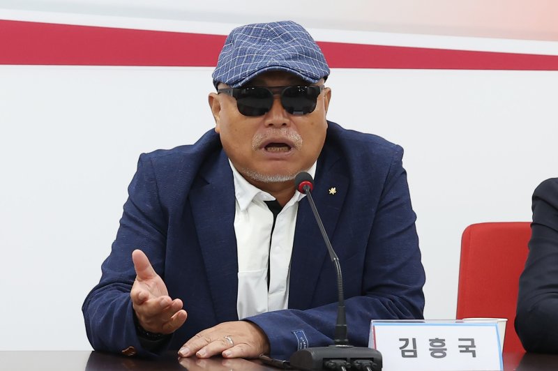 가수 김흥국 씨가 4일 오전 서울 여의도 국민의힘 중앙당사에서 열린 2024 총선 지원 연예인 자원봉사단 간담회에서 발언하고 있다. 2024.6.4/뉴스1 ⓒ News1 김민지 기자
