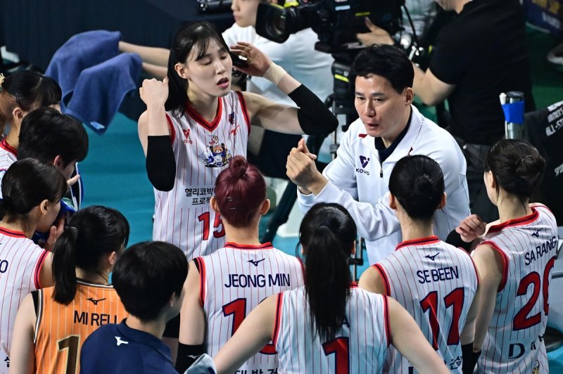 작전 지시하는 한국 올스타팀의 강성형 감독(중앙) (출처=연합뉴스)