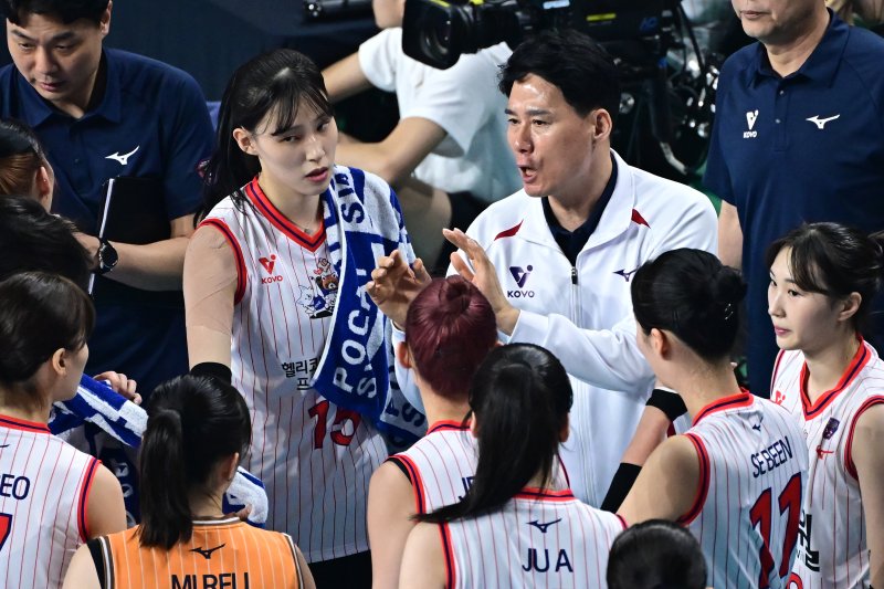[서울=뉴시스] 강성형 현대건설 감독이 19일 화성종합체육관에서 열린 2025 한국·태국 여자배구 올스타 슈퍼매치 1차전에서 선수들에게 작전을 지시하고 있다. (사진=KOVO 제공) 2025.04.19. *재판매 및 DB 금지