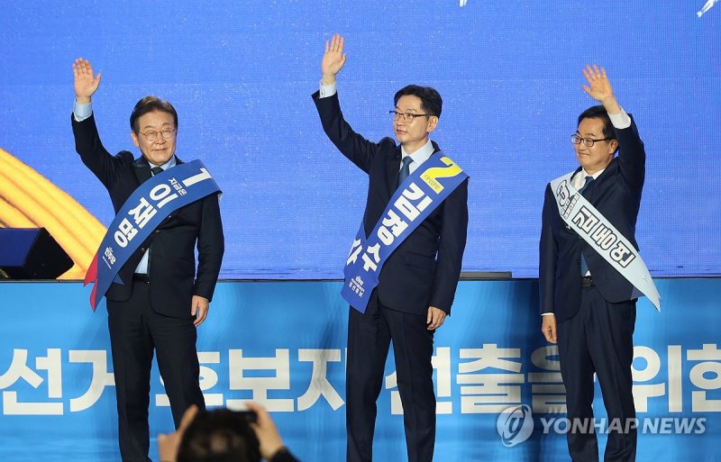 인사하는 민주당 대선 경선 후보들 (출처=연합뉴스)