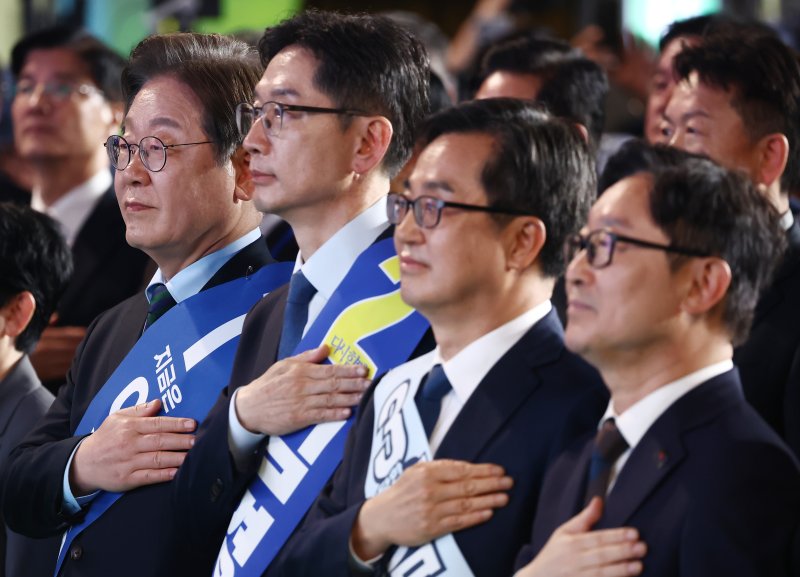 더불어민주당 이재명(왼쪽부터), 김경수, 김동연 대선 경선 후보가 19일 충북 청주체육관에서 열린 제21대 대통령선거 후보자 선출을 위한 충청권 합동연설회에서 국민의례를 하고 있다. 2025.4.19/뉴스1 ⓒ News1 김민지 기자