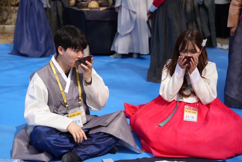 [하동=뉴시스] 18일 쌍계사에서 열린 '차문화 축제'에 참가한 '나는 절로' 참가자들 (싸진=대한물교조계종 사회복지재단 제공) 2025.04.19 photo@newsis.com *재판매 및 DB 금지