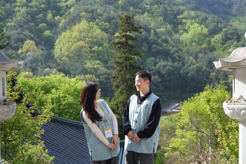 [하동_=뉴시스] 19일 쌍계사에서 열린 '나는 절로' 참가자들(사진=대한불교조계종사회복지재단 제공) 2025.04.19. photo@newsis.com *재판매 및 DB 금지