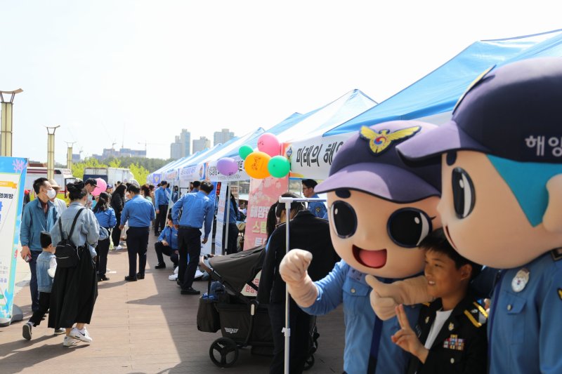 [군산=뉴시스] 19일 전북특별자치도 군산은파호수공원에서 '대국민 수상안전 체험행사'가 열리고 있다. (사진=해양경찰청 제공) 2025.04.19. photo@newsis.com