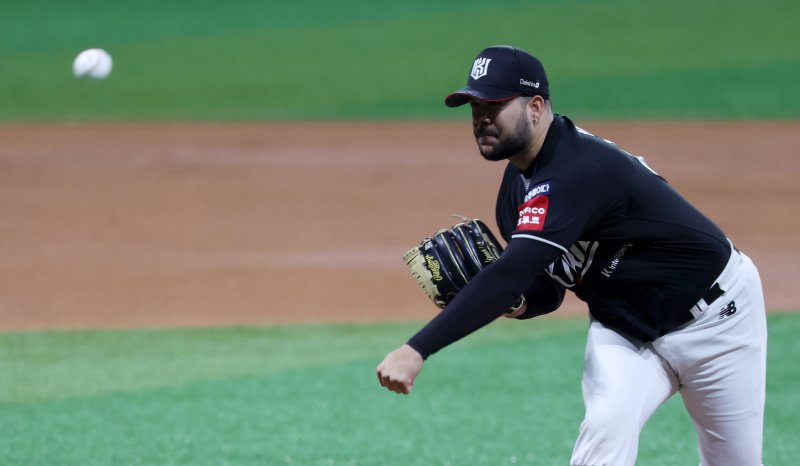 [서울=뉴시스] 홍효식 기자 = 지난 18일 서울 구로구 고척스카이돔에서 열린 2025 KBO리그 kt 위즈와 키움 히어로즈의 경기, 1회말 kt 위즈 선발투수 헤이수스가 역투하고 있다. 2025.04.18. yesphoto@newsis.com