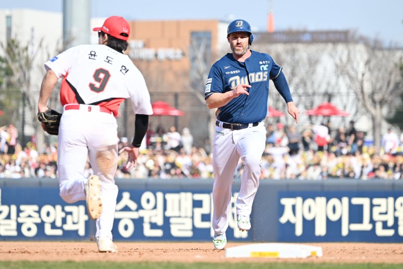 [광주=뉴시스] 이영주 기자 = 지난달 22일 오후 광주 북구 광주-기아챔피언스필드에서 열린 2025 신한 쏠뱅크 KBO 리그 개막전 NC다이노스 대 KIA타이거즈의 경기, 6회 초 1사 만루 상황 NC 데이비슨이 박건우의 2루타에 3루로 진루하고 있다. 2025.03.22. leeyj2578@newsis.com