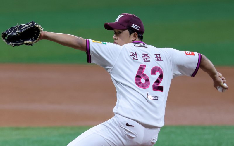 [서울=뉴시스] 홍효식 기자 = 지난 18일 서울 구로구 고척스카이돔에서 열린 2025 KBO리그 kt 위즈와 키움 히어로즈의 경기, 1회초 키움 히어로즈 선발투수 전준표가 역투하고 있다. 2025.04.18. yesphoto@newsis.com