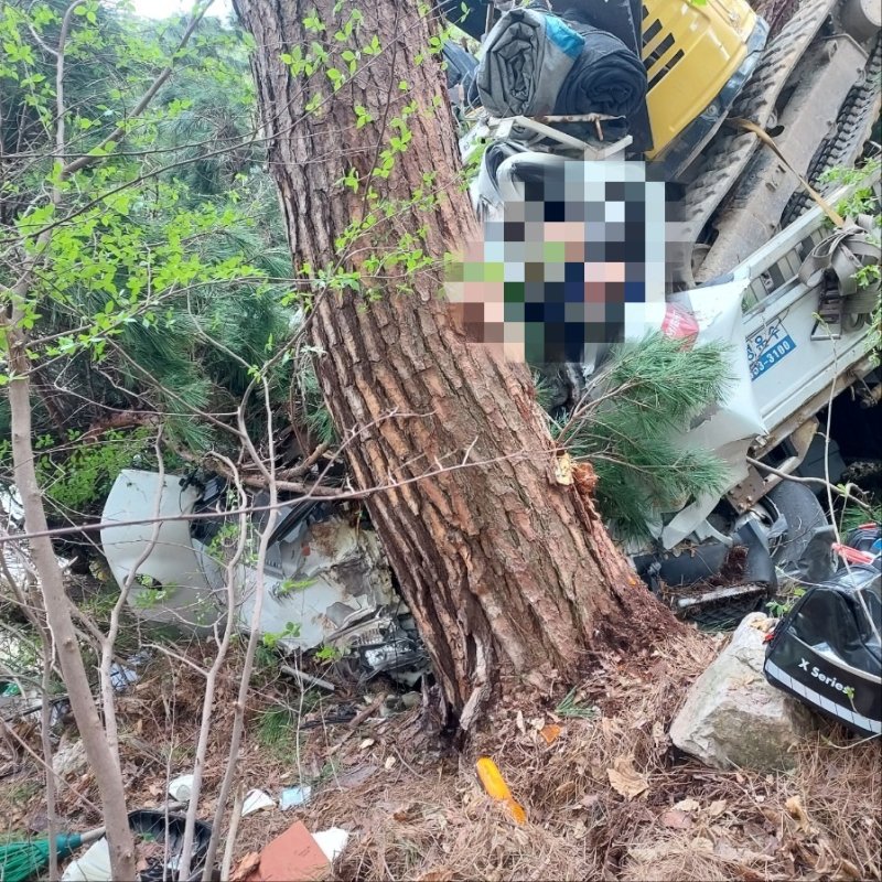 19일 오후 1시 22분께 전북자치도 순창군 복흥면 봉덕리 구암사 인근 도로에서 3.5톤 화물트럭이 비탈길로 추락했다.(소방제공. 재판매 및 DB금지)2025.4.19/뉴스1