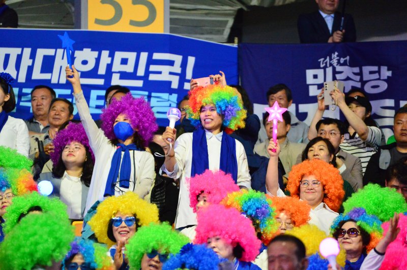 [청주=뉴시스] 서주영 기자 = 19일 오후 충북 청주시 서원구 청주체육관에서 열린 더불어민주당 제21대 대통령선거 후보자 선출을 위한 충청권 합동연설회에서 당원들이 환호하고 있다. 2025.04.19. juyeong@newsis.com