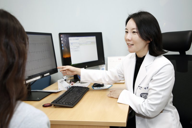 [서울=뉴시스]앉거나 누운 상태에서 갑자기 일어날 때 심장 박동이 빨라지고 어지러운 증상이 반복되면 빈혈이나 기립성 저혈압이 아닌 '자세성 기립성 빈맥 증후군'이 아닌지 의심해 볼 필요가 있다. 사진은 양소영 강동경희대병원 심장혈관내과 교수. (사진= 강동경희대병원 제공) 2025.04.19. photo@newsis.com.