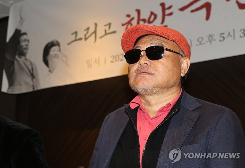 질문에 답하는 김흥국 (출처=연합뉴스)