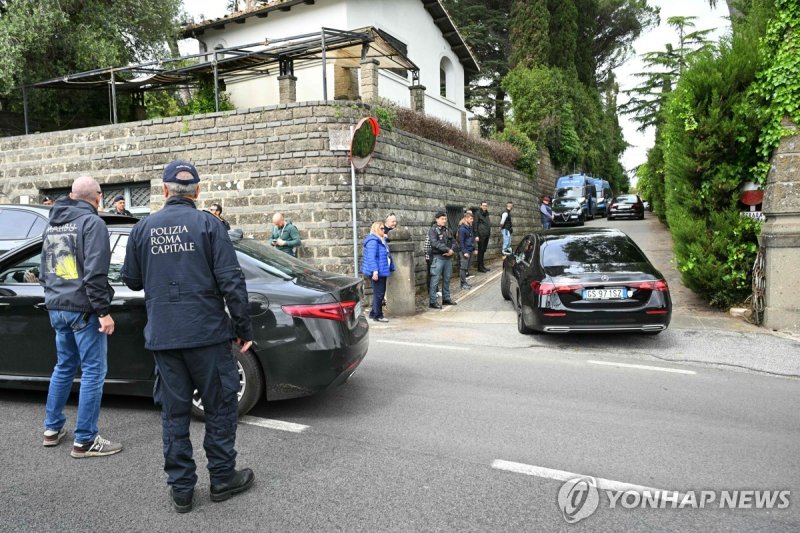 로마 협상장 도착하는 이란 대표단 (출처=연합뉴스)