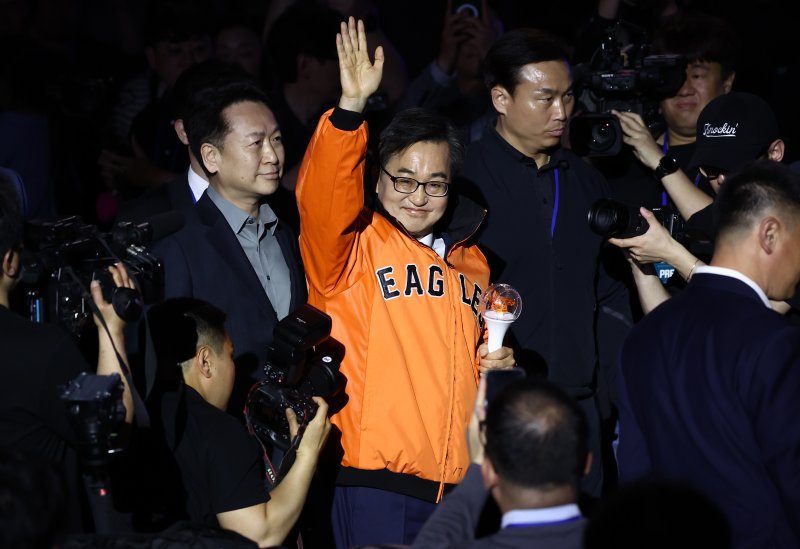 김동연 더불어민주당 대선 경선 후보가 19일 충북 청주체육관에서 열린 제21대 대통령선거 후보자 선출을 위한 충청권 합동연설회에서 입장하고 있다. 2025.4.19/뉴스1 ⓒ News1 김민지 기자