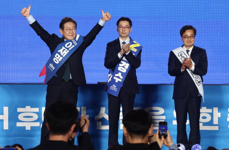 더불어민주당 이재명, 김경수, 김동연 대선 경선 후보가 19일 충북 청주체육관에서 열린 제21대 대통령선거 후보자 선출을 위한 충청권 합동연설회에서 당원들을 향해 인사하고 있다. 2025.4.19/뉴스1 ⓒ News1 김민지 기자