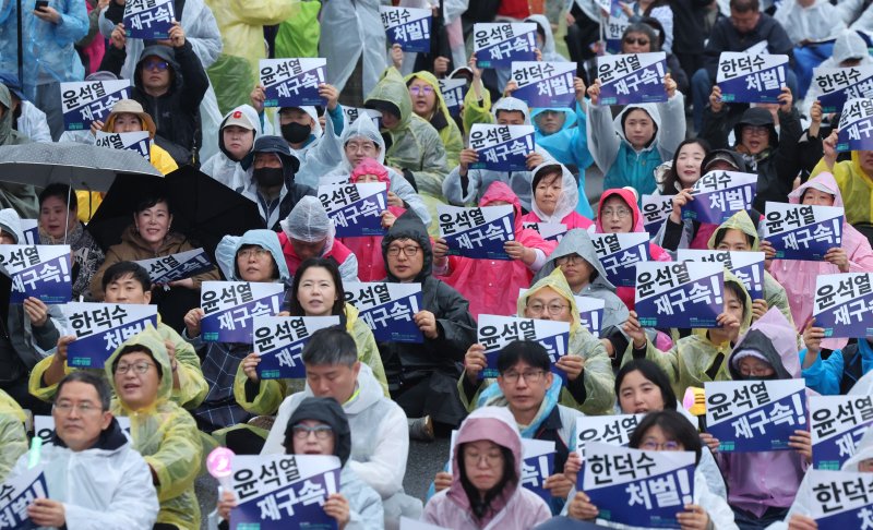 [서울=뉴시스] 김금보 기자 = 내란종식·사회대개혁 비상행동 회원들이 19일 서울 종로구 광화문 동십자각앞에서 '내란종식, 사대회대개혁을 위한 시민행진' 집회를 하고 있다. 2025.04.19. kgb@newsis.com