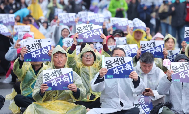 [서울=뉴시스] 김금보 기자 = 양경수(왼쪽) 민주노총 위원장 등 내란종식·사회대개혁 비상행동 회원들이 19일 서울 종로구 광화문 동십자각앞에서 '내란종식, 사대회대개혁을 위한 시민행진' 집회를 하고 있다. 2025.04.19. kgb@newsis.com