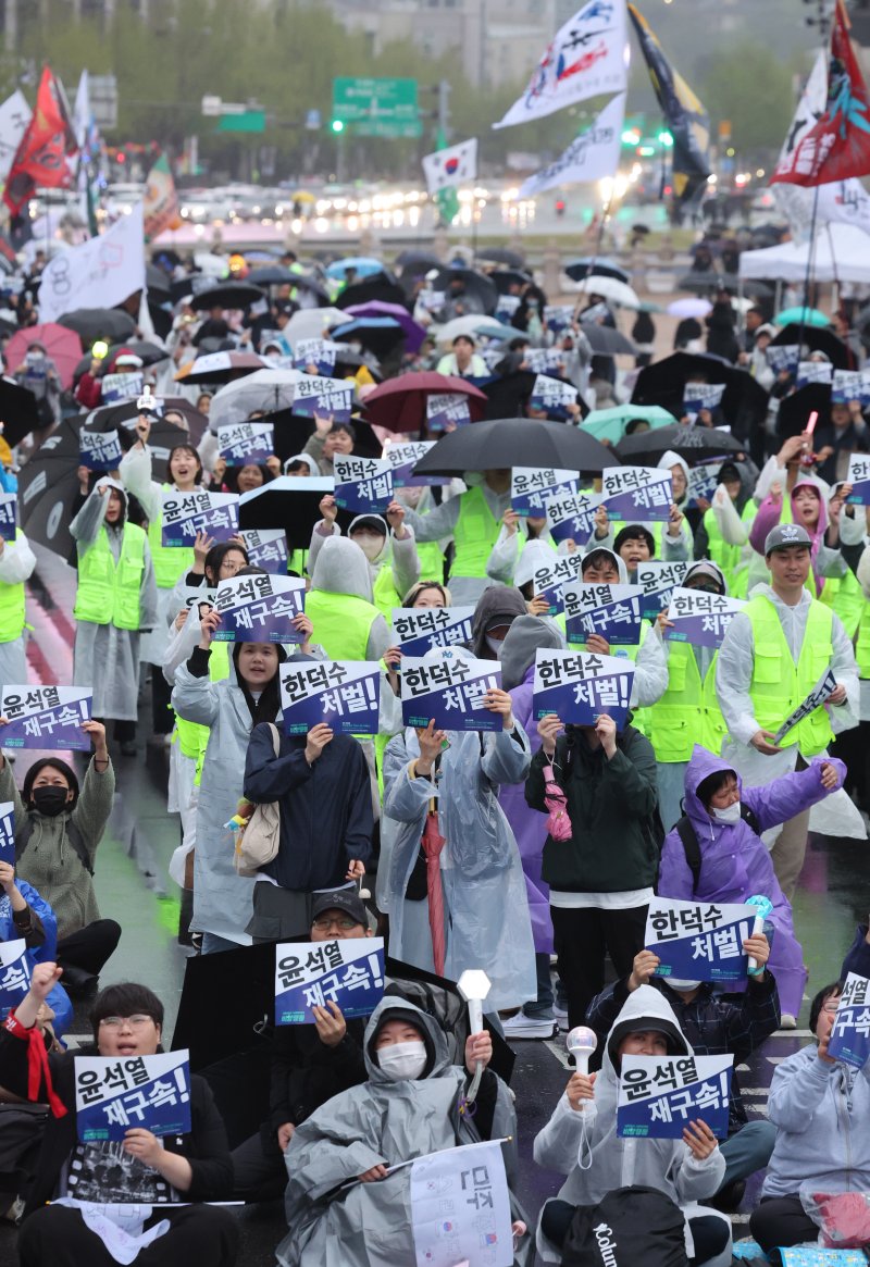 [서울=뉴시스] 김금보 기자 = 내란종식·사회대개혁 비상행동 회원들이 19일 서울 종로구 광화문 동십자각앞에서 '내란종식, 사대회대개혁을 위한 시민행진' 집회를 하고 있다. 2025.04.19. kgb@newsis.com