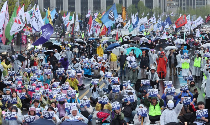 [서울=뉴시스] 김금보 기자 = 내란종식·사회대개혁 비상행동 회원들이 19일 서울 종로구 광화문 동십자각앞에서 '내란종식, 사대회대개혁을 위한 시민행진' 집회를 하고 있다. 2025.04.19. kgb@newsis.com
