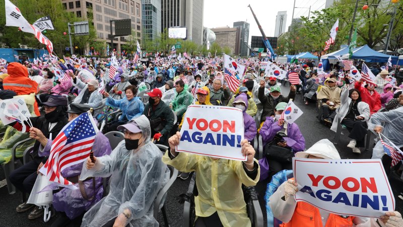 [서울=뉴시스] 김금보 기자 = 전광훈 목사가 이끄는 자유통일당 집회 참가자들이 19일 서울 종로구 동화면세점앞에서 '국민저항권 광화문 국민대회' 집회를 하고 있다. 2025.04.19. kgb@newsis.coma