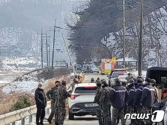 2022년 12월 26일 오전 11시 40분쯤 강원 횡성군 횡성읍 반곡리의 한 농지에 공군 제8전투비행단 KA-1 공격기가 추락한 가운데, 당시 공군이 현장을 통제하는 모습. 2022.12.26/뉴스1 ⓒ News1 신관호 기자