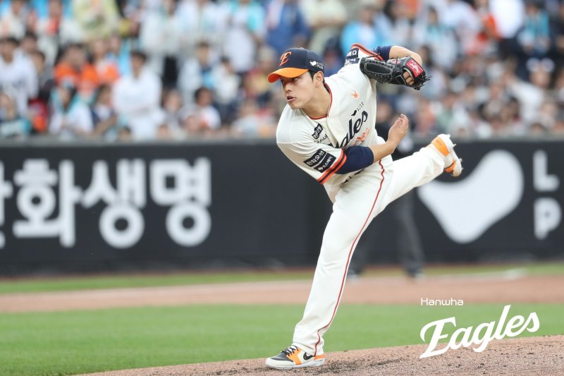 [서울=뉴시스] 프로야구 한화 이글스 문동주가 19일 대전 한화생명볼파크에서 열린 NC 다이노스와의 2025 신한 쏠뱅크 KBO리그 경기에 선발 등판해 공을 던지고 있다. (사진=한화 이글스 제공) 2025,04.19. *재판매 및 DB 금지