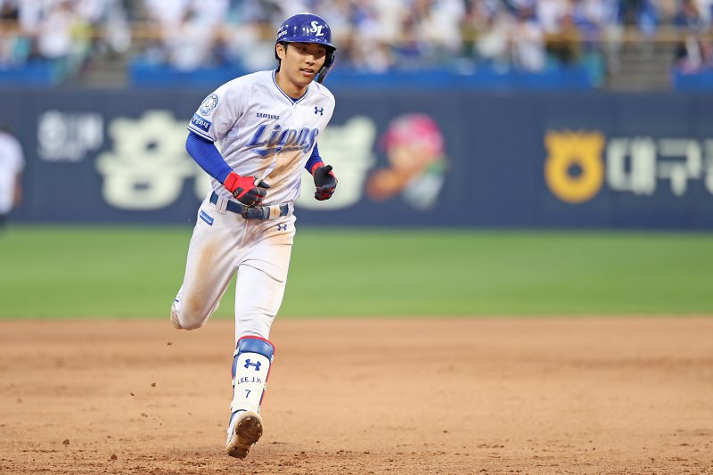 [서울=뉴시스] 프로야구 삼성 라이온즈 이재현이 19일 대구 삼성라이온즈파크에서 열린 롯데 자이언츠와의 2025 신한 쏠뱅크 KBO리그 경기에 홈런을 치고 베이스를 돌고 있다. (사진=삼성 라이온즈 제공) 2025,04.19. *재판매 및 DB 금지