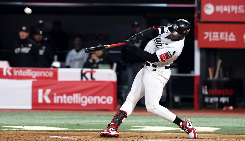 [수원=뉴시스] 추상철 기자 = 지난 2일 오후 경기 수원 케이티위즈파크에서 열린 2025 KBO리그 LG트윈스와 kt 위즈의 경기, 1회말 2아웃 주자2루 상황에서 kt 로하스가 홈런을 때리고 있다. 2025.04.02. scchoo@newsis.com