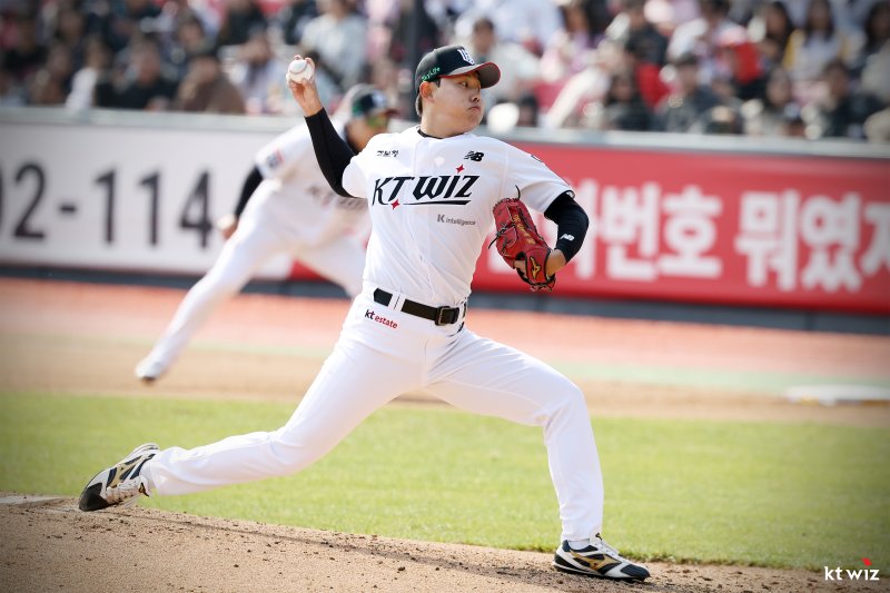 [서울=뉴시스] 프로야구 KT 위즈 소형준이 지난 8일 수원KT위즈파크에서 열린 LG 트윈스와의 2025 KBO 시범경기에 등판해 투구를 선보이고 있다. (사진=KT 위즈 제공) 2025.03.08. *재판매 및 DB 금지