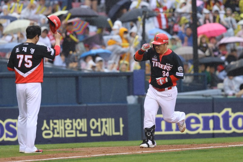 [서울=뉴시스] 프로야구 KIA 타이거즈 최형우가 19일 잠실구장에서 열린 2025 신한 쏠뱅크 KBO리그 두산과의 경기 4회초 솔로홈런을 친 뒤 베이스를 돌고 있다. (사진=KIA 타이거즈 제공) 2025.04.19.