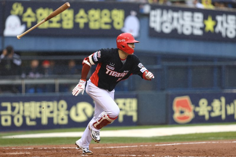 [서울=뉴시스] 프로야구 KIA 타이거즈 최원준이 19일 잠실구장에서 열린 2025 신한 쏠뱅크 KBO리그 두산과의 경기 4회초 적시타을 치고 있다. (사진=KIA 타이거즈 제공) 2025.04.19.