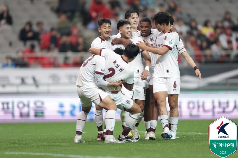 헤이스의 골에 기뻐하는 광주 선수들 (출처=연합뉴스)