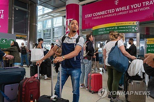 미국 JFK 국제공항을 이용하는 여행자들 (출처=연합뉴스)
