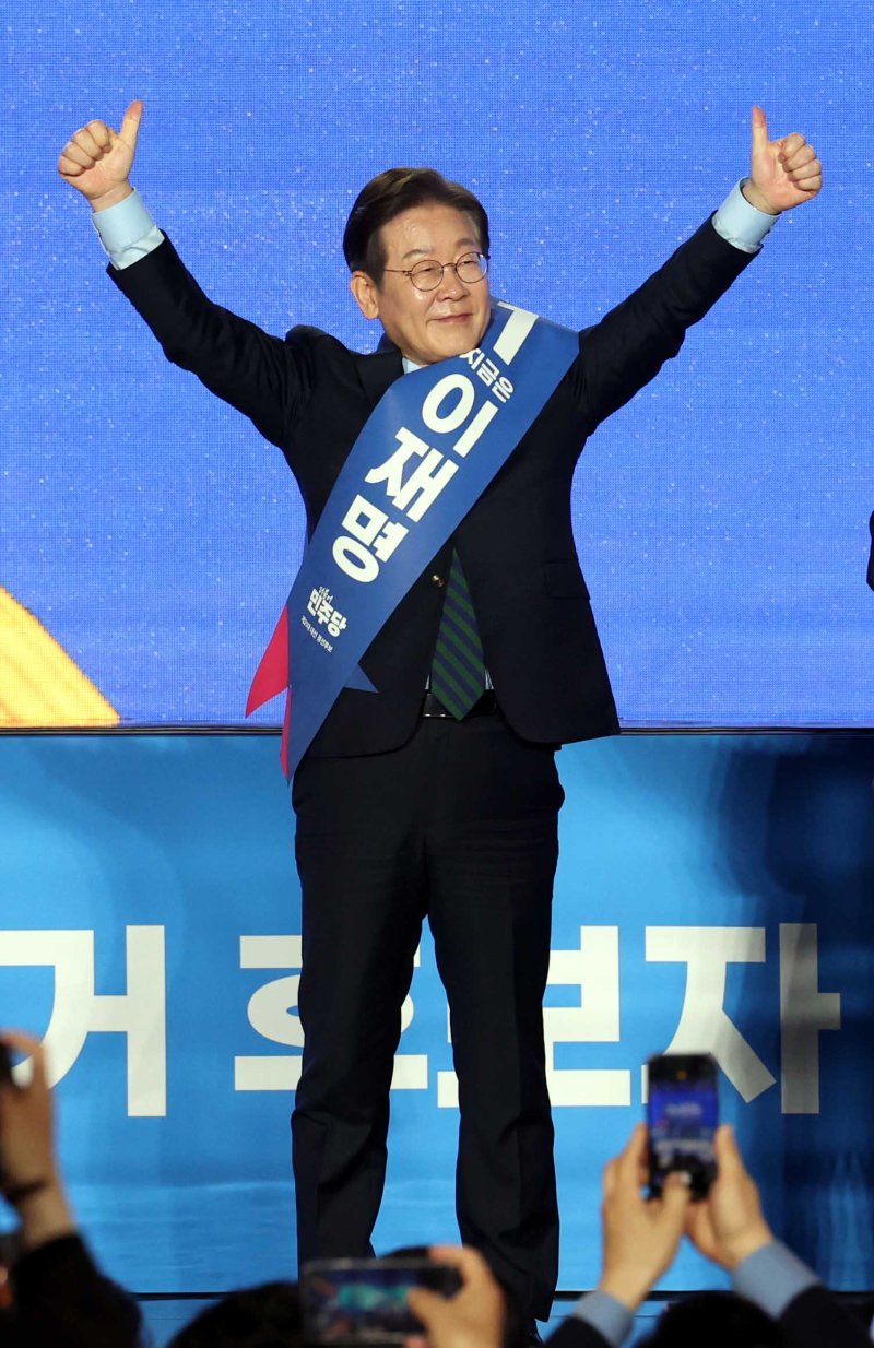 [청주=뉴시스] 조성봉 기자= 이재명 더불어민주당 대선 경선 후보가 19일 오후 충북 청주시 서원구 청주체육관에서 열린 제21대 대통령선거 후보자 선출을 위한 충청권 합동연설회에서 지지자들에게 인사하고 있다. 2025.04.19. suncho21@newsis.com