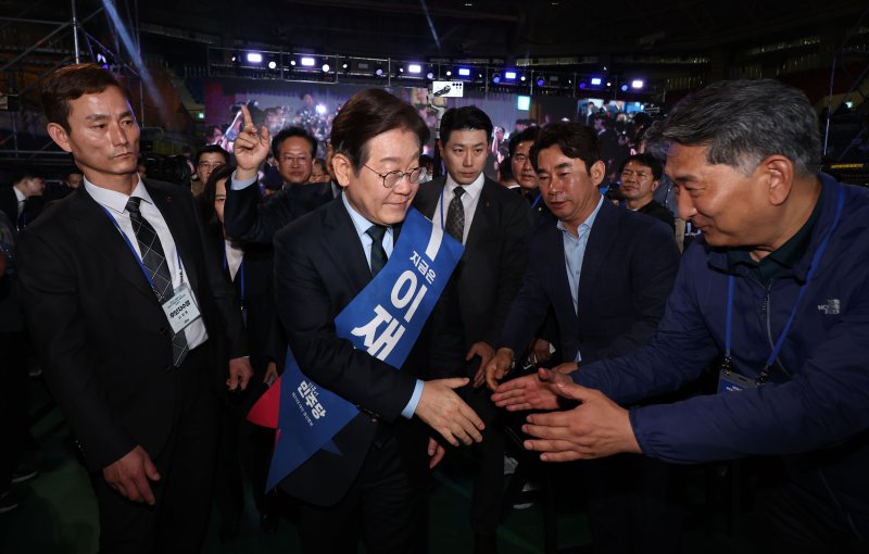 [청주=뉴시스] 조성봉 기자= 이재명 제21대 대통령 선거 더불어민주당 경선 후보가 19일 오후 충북 청주시 서원구 청주체육관에서 열린 제21대 대통령선거 후보자 선출을 위한 충청권 합동연설회에서 1위를 기록, 지지자들에게 축하를 받고 있다. 2025.04.19. suncho21@newsis.com