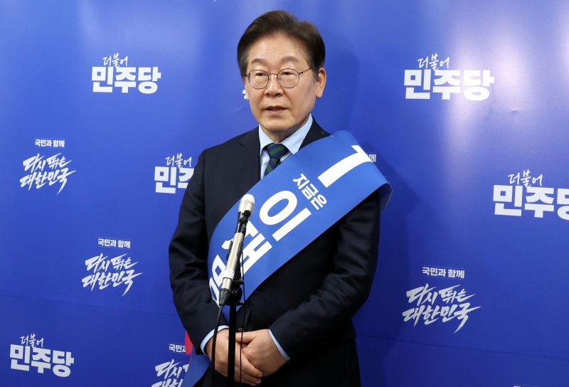 [청주=뉴시스] 조성봉 기자= 이재명 제21대 대통령 선거 더불어민주당 경선 후보가 19일 오후 충북 청주시 서원구 청주체육관에서 열린 제21대 대통령선거 후보자 선출을 위한 충청권 합동연설회에서 1위를 기록, 소감을 밝히고 있다. 2025.04.19. suncho21@newsis.com