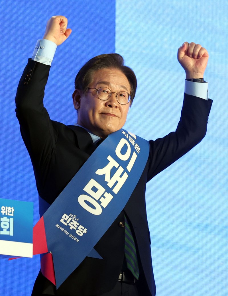 [청주=뉴시스] 조성봉 기자= 이재명 더불어민주당 대선 경선 후보가 19일 오후 충북 청주시 서원구 청주체육관에서 열린 제21대 대통령선거 후보자 선출을 위한 충청권 합동연설회에 서 정견 발표를 마치고 인사하고 있다. 2025.04.19. suncho21@newsis.com