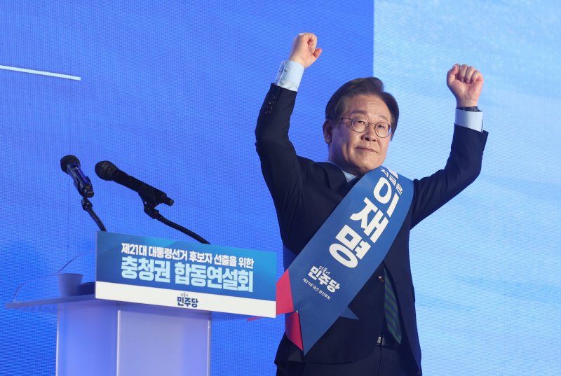[청주=뉴시스] 조성봉 기자= 이재명 더불어민주당 대선 경선 후보가 19일 오후 충북 청주시 서원구 청주체육관에서 열린 제21대 대통령선거 후보자 선출을 위한 충청권 합동연설회에 서 정견 발표를 마치고 인사하고 있다. 2025.04.19. suncho21@newsis.com