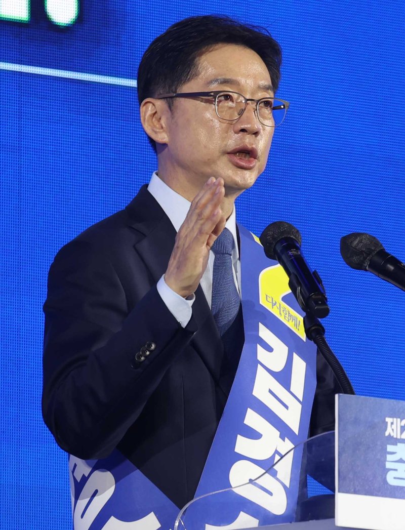 [청주=뉴시스] 조성봉 기자= 김경수 제21대 대통령 선거 더불어민주당 경선 후보가 19일 오후 충북 청주시 서원구 청주체육관에서 열린 제21대 대통령선거 후보자 선출을 위한 충청권 합동연설회에서 정견 발표를 하고 있다. 2025.04.19. suncho21@newsis.com