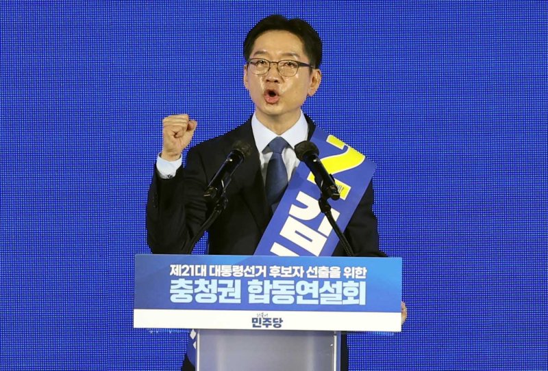[청주=뉴시스] 조성봉 기자= 김경수 제21대 대통령 선거 더불어민주당 경선 후보가 19일 오후 충북 청주시 서원구 청주체육관에서 열린 제21대 대통령선거 후보자 선출을 위한 충청권 합동연설회에서 정견 발표를 하고 있다. 2025.04.19. suncho21@newsis.com