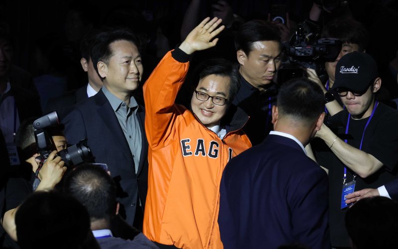 [청주=뉴시스] 조성봉 기자=김동연 더불어민주당 대선 경선 후보가 19일 오후 충북 청주시 서원구 청주체육관에서 열린 제21대 대통령선거 후보자 선출을 위한 충청권 합동연설회에 입장하고 있다. 2025.04.19. suncho21@newsis.com