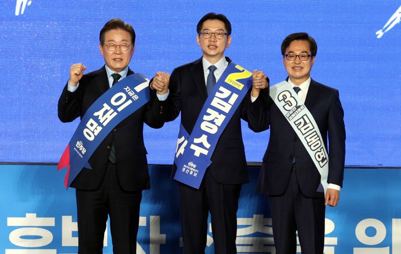 [청주=뉴시스] 조성봉 기자= 이재명, 김경수, 김동연 더불어민주당 대선 경선 후보자들이 19일 오후 충북 청주시 서원구 청주체육관에서 열린 제21대 대통령선거 후보자 선출을 위한 충청권 합동연설회에서 기념촬영을 하고 있다. 2025.04.19. suncho21@newsis.com