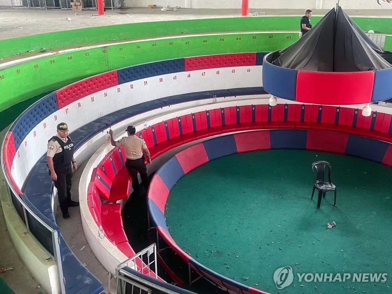 '12명 사망' 에콰도르 닭싸움 총격 사건 현장 살피는 경찰 (출처=연합뉴스)